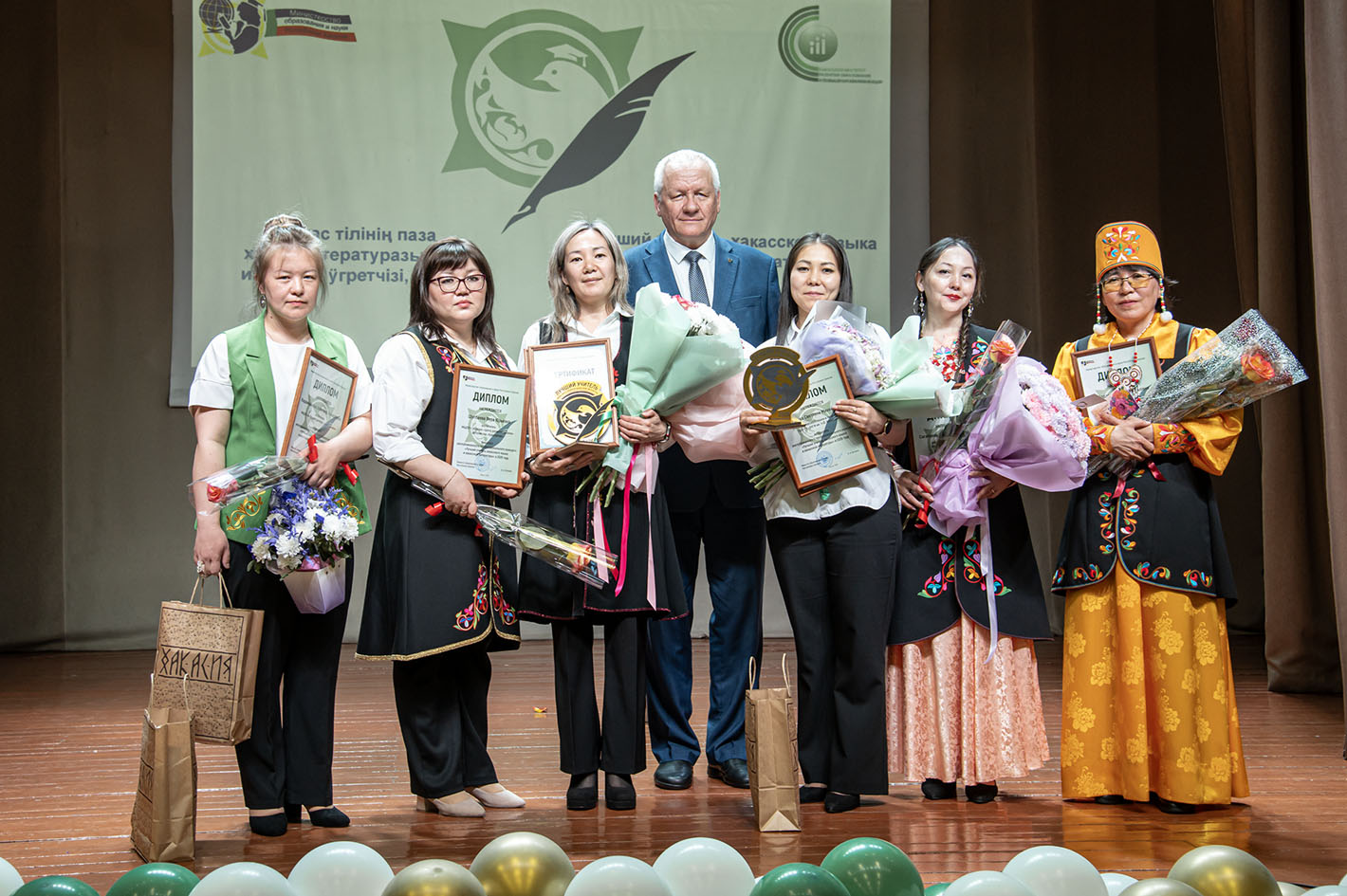 Сарима Асочакова паза Светлана Дударева хакас тілінің иң артых ӱгретчiлері!